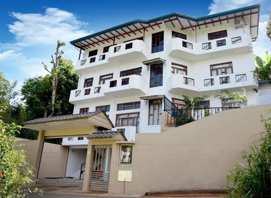 Saru Holiday Apartment - Upto 6 Guests Kandy Exterior foto